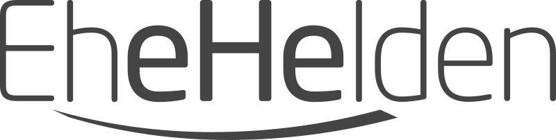 Ehehelden Schriftzug mit Bogen und herforgehobem ehe im Namen.